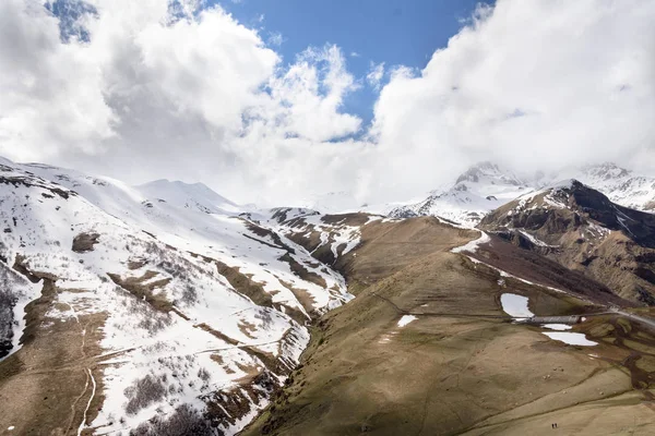 Вершина Казбека над облаками, вид с Гергети. Кавказский хребет — стоковое фото