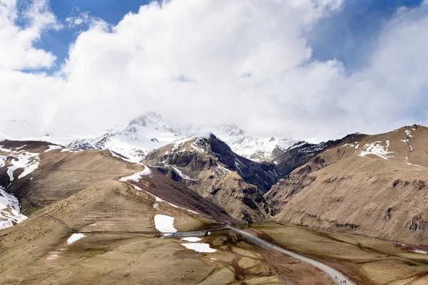 Kasbek gipfel über den wolken, blick von der gergeti. Kaukasischer Rücken, Georgien — Stockfoto