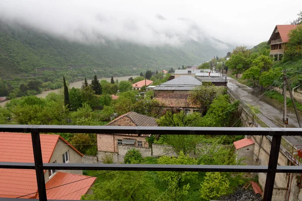 Widok na ulice Mtskheta i kura rzeka na mglisty deszczowy poranek — Zdjęcie stockowe