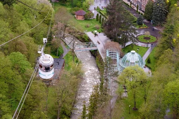 Borjomi, Gürcistan - 04 Mayıs - 2019: Gürcistan'da denizden 800 metre yükseklikte ki Balneological ve iklim tesisi Borjomi'nin en iyi görünümü — Stok fotoğraf