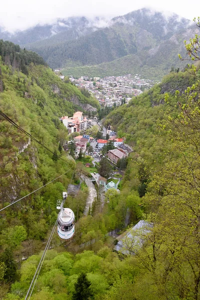 Borjomi, Geórgia - Maio, 04 - 2019: Vista superior de Borjomi, balneological and climatic resort in Georgia at altitude 800 meters above sea — Fotografia de Stock