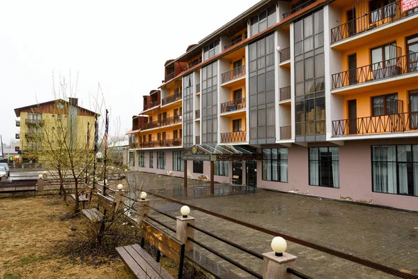 Bakuriani, georgien - 04. Mai 2019: Hotel für Touristen im Skigebiet Bakuriani an einem Regentag im späten Frühling. Nebensaison — Stockfoto