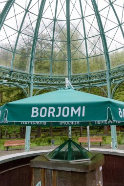 Borjomi, Gürcistan - 04 Mayıs - 2019: Kaplıcalı yeşil köşkün cam kubbesi