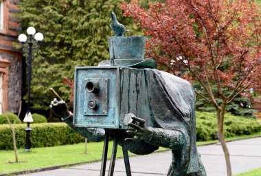 Borjomi, Gürcistan - 04 Mayıs - 2019: Borjomi Central Park girişinde eski kamera ile fotoğrafçı heykeli