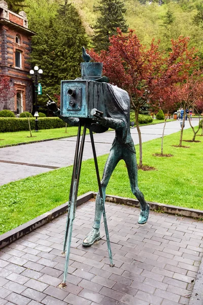 Bordżomi, Gruzja-maj, 04-2019: rzeźba fotografa ze starą kamerą przy wejściu do centralnego parku w Bordżomi — Zdjęcie stockowe