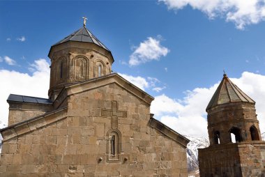 Stepantsminda, Georgia - Mayıs,03 2019: Gergeti, Kutsal Teslis Kilisesi