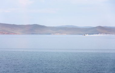 Irkutsk Bölgesi'ndeki orman yangınlarını söndürmek için su ile yakıt ikmali sırasında amfibi uçaklar. Baykal Gölü