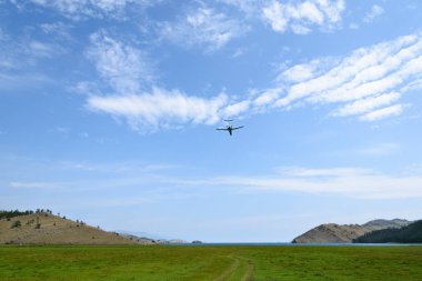 Amfibi uçak Irkutsk Bölgesinde orman yangınları söndürmek için su ile yakıt ikmali için uçar. Baykal Gölü