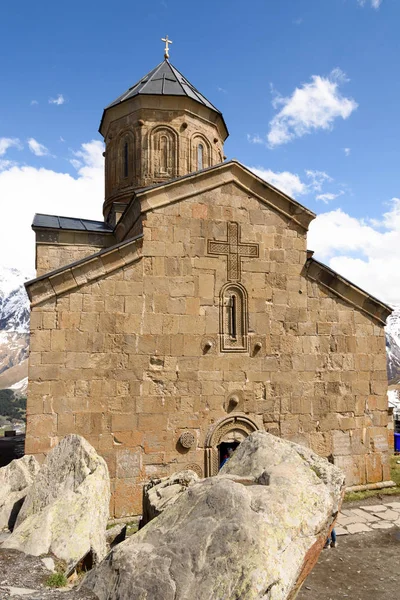 Stepantsminda, Georgia - 03 de mayo de 2019: Gergeti, Iglesia de la Santísima Trinidad —  Fotos de Stock