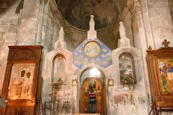 Stepantsminda, Georgië-mei, 03 2019: interieur van de kerk van de Heilige Drievuldigheid in het klooster van Gergeti — Stockfoto