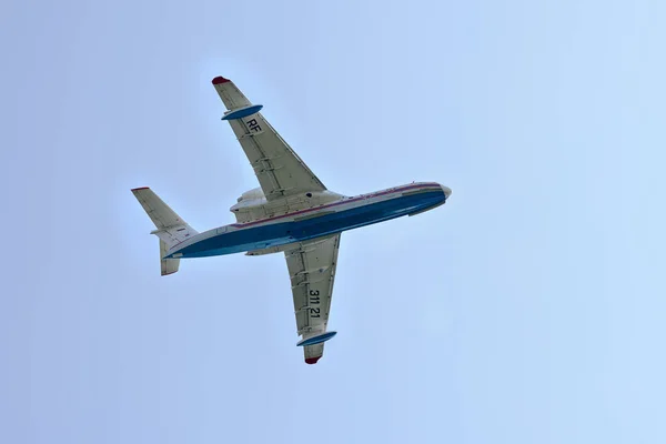 Russland, region irkutsk, aug, 10-2019: russische amphibische Mehrzweckflugzeuge be-200 vor dem Betanken mit Wasser, um Waldbrände im Gebiet irkutsk zu löschen. Baikalsee — Stockfoto