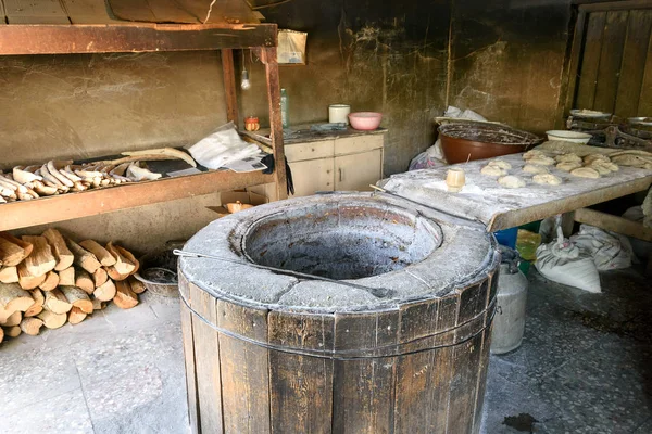 Antigua forma popular de hornear pan tradicional georgiano shotis puri, pan de guerreros georgianos — Foto de Stock