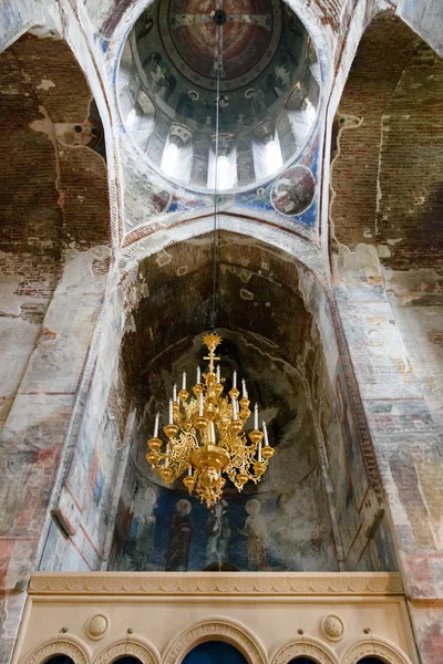 Timotesubani, Georgia - 04 de mayo de 2019: Interior de la Iglesia de la Asunción de la Santísima Virgen María en el monasterio masculino de Timotesubani — Foto de Stock