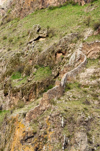 Restos de antiguas murallas en la ladera de la montaña. Samtskhe-Javakheti región, sur de Georgia —  Fotos de Stock