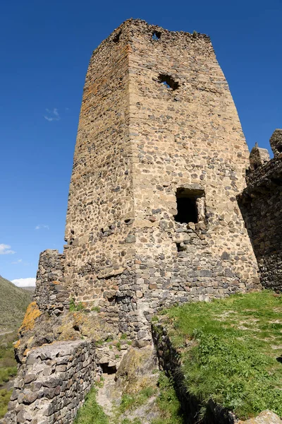 Büyük dört yüzlü kule Khertvisi - Gürcü ortaçağ kalesi. Samtskhe-Javakheti bölgesi, Güney Gürcistan — Stok fotoğraf