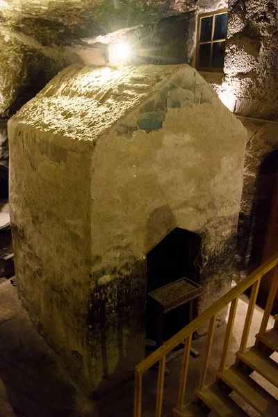 Pequeña capilla en Vardzia - complejo del monasterio de la cueva en el sur de Georgia, en Javakhetia —  Fotos de Stock