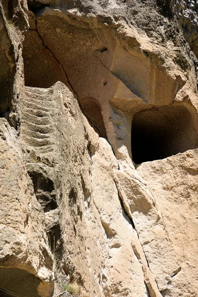 Trappen en kamer blijft in Vardzia-Cave Monastery complex in het zuiden van Georgië, in Javakhetia — Stockfoto