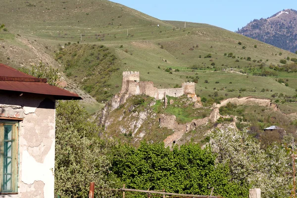 Tepedeki eski kale. Samtskhe-Javakheti bölgesi, Güney Gürcistan — Stok fotoğraf