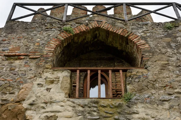 Tiflis, Georgia-May, 6 2019: Catedral de Svetitskhoveli en la antigua capital de Mtskheta, Georgia. Parte de la pared de la fortaleza, pequeña ventana y balcón — Foto de Stock