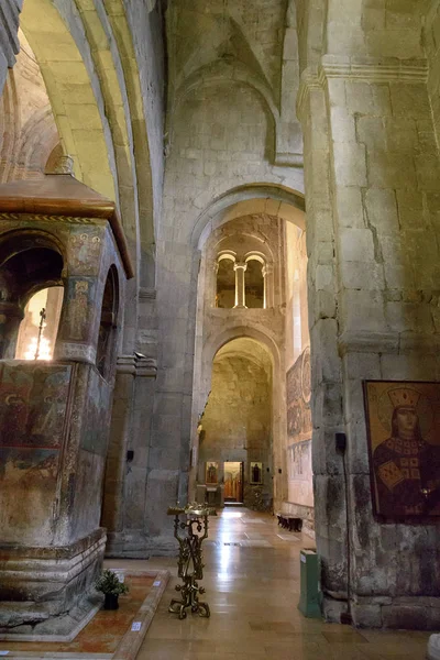 Tbilisi, Georgië-mei, 6 2019: interieur Svetitskhoveli Cathedral, levende pijler in de stad Mtskheta-oude hoofdstad van Georgië — Stockfoto