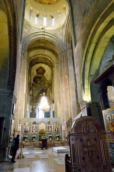 Tiflis, Georgia-May, 6 2019: Interior Catedral de Svetitskhoveli, Pilar Viviente en la ciudad de Mtskheta - antigua capital de Georgia —  Fotos de Stock