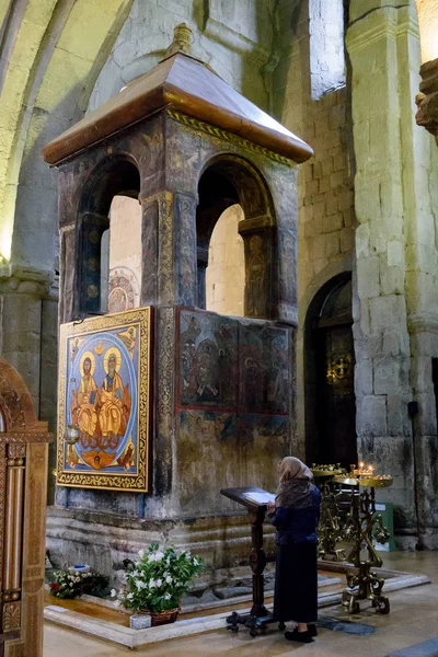 Tbilisi, Georgia-May, 6 2019: Interior Svetitskhoveli Cathedral, Living Pillar, en Mtskheta antigua capital de Georgia. Canopy de piedra del siglo XVII con frescos — Foto de Stock