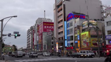 Tokyo, Japonya - Mart 2017 - Ueno Tokyo, Japonya, Asya ile otomobil ve sokak trafik bölgesinde. Asya şehir ve Japon kentsel peyzaj modern binalar