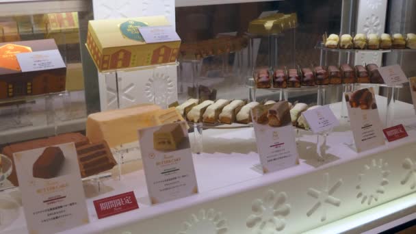 2017年3月 糕点店在日本东京购物中心 亚洲销售巧克力蛋糕 糖果和食物与奶油 — 图库视频影像