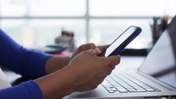 Chica manos escribiendo mensaje con el teléfono celular en la oficina — Vídeos de Stock