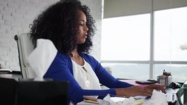 Negro mujer trabajando desde casa y estornudando para frío — Vídeos de Stock