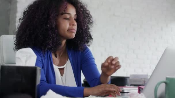 Afro-americano mulher trabalhando em casa tosse e espirros — Vídeo de Stock