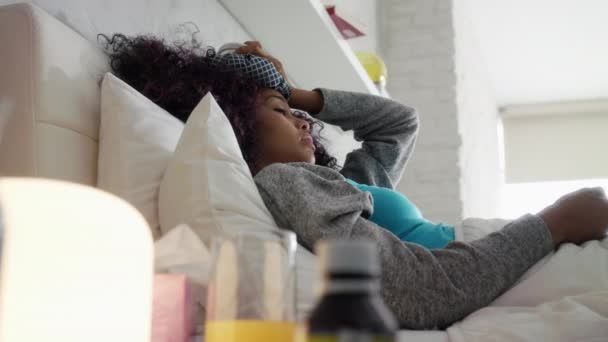 Nero donna con influenza e freddo guardando tv a casa — Video Stock