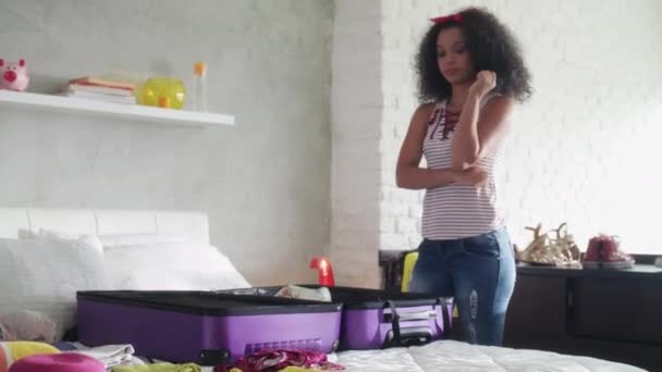 休日や旅行のためアフリカ系アメリカ人女の子のかわいい包装袋 — ストック動画