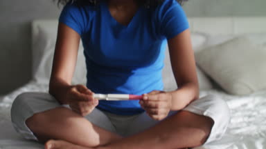 Hamilelik testi evde olan üzgün kadın