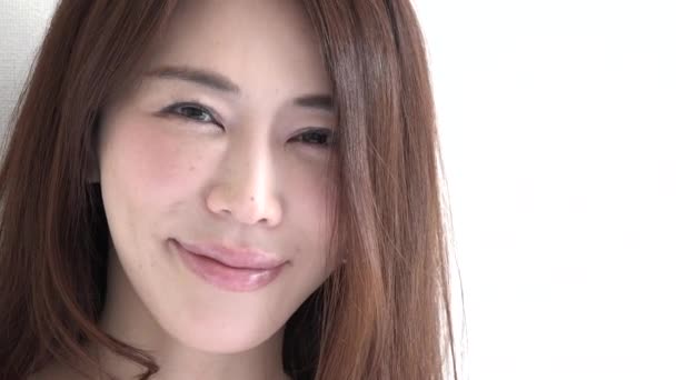 感情や気持ちで本格的なアジアの人々 の肖像画 きれいな顔のクローズ アップ 日本の美しい若い女性の笑みを浮かべて 官能的な女の子カメラ目線と女性の美しさを示す — ストック動画