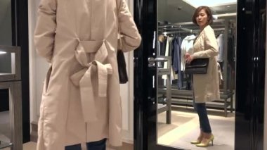 Asya insanlar moda ürünler ve aksesuarlar için alışveriş. Kendine güvenen Japon kadın lüks dükkan alışveriş merkezi içinde gülümseyen. Mutlu kadın mağaza ve aynaya bakarak yeni deri çanta satın