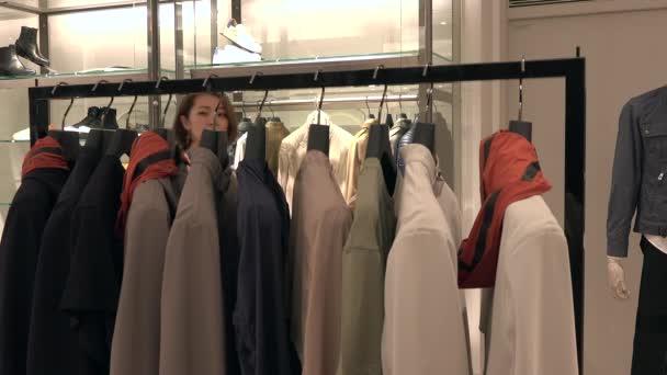 亚洲人购物的时尚用品和配件 日本妇女在豪华店内商场内 顾客在商店买夹克和衣服 — 图库视频影像