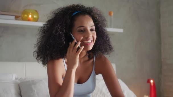 Adolescente Latina feliz com kit de teste de gravidez e telefone — Vídeo de Stock