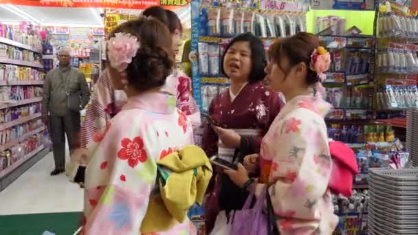 東京都 2018 月東京 アジアのモール内に格納します 日本のショップとショッピングの若い女性のグループのドラッグ ストア — ストック動画