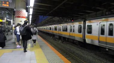 Tokyo, Japonya - Mart 2018 - Shinjuku Timelapse Jr İstasyonu Tokyo, Japonya, Asya Asya halkın, turistlerin ve platforma gelen yerel bir tren bekleyen Japon taşıt ile. Demiryolu, ulaşım, ulaşım, seyahat