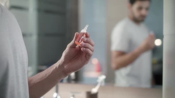 Loción para Alopecia y tratamiento de pérdida de cabello utilizado por el hombre — Vídeos de Stock