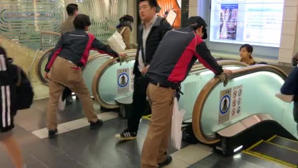 Tokyo Japan March 2018 Staff Workers Cleaning Escalator Handrails Shinjuku — Stock Video