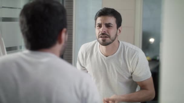 Bello uomo taglio naso capelli in bagno — Video Stock