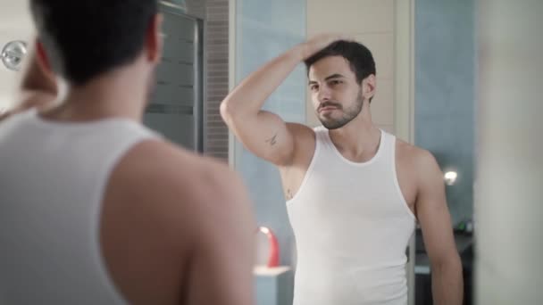 Sprey Deodorant koltukaltı üzerinde kötü koku için kullanan adam — Stok video