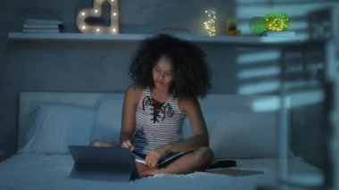 Siyah kadın dizüstü bilgisayar ile gece eğitimi