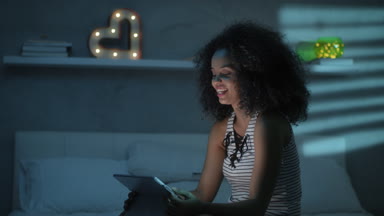 Dizüstü Pc ve gülüyor film izlerken genç Latina kadın