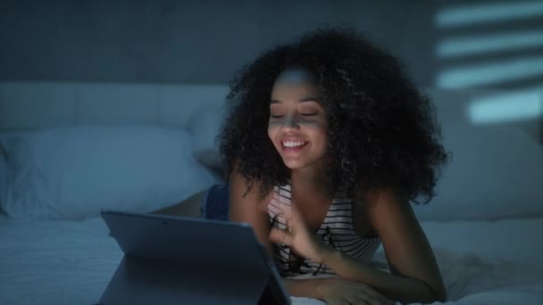 Mujer negra usando cámara web y PC para video chat — Vídeo de stock