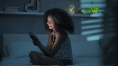 İspanyol kız film izlerken Ipad Tablet ve gülüyor