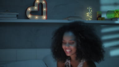 Smartphone cep telefonu ile video izlerken mutlu Latin kadın