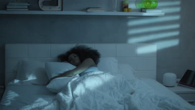 Geceleri uyku uykusuzluk aygıta genç kadın